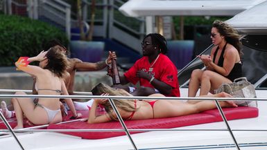 🍹🌴 Tropical Vibes: Yacht Party Madness in Miami!