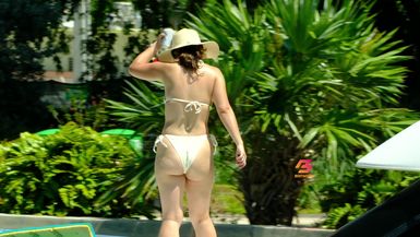 🌸🚤 Elegance on the River: Graceful Moments Afloat 🌿💃