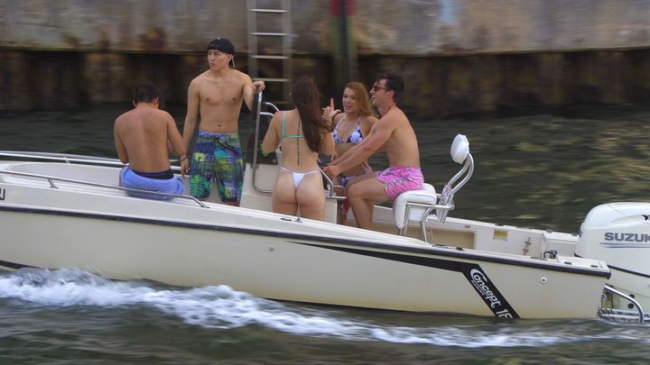 Boat Babes Bounce to the Beat, Turning the Miami River into a Floating Party! 🚤🎵💃