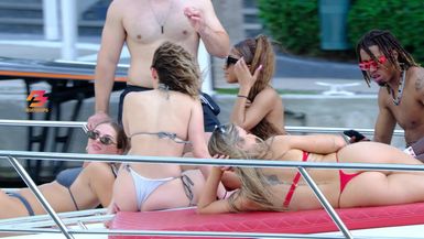 💁‍♀️🛳️ LADIES LOUNGE ON DECK: RELAXATION IN MIAMI!