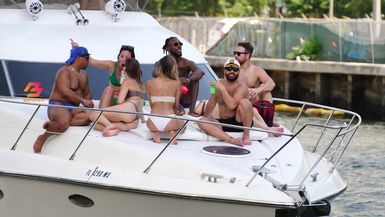 🎀🚤 BOW RIDING BEAUTIES: GLAMOUR ON THE MIAMI YACHT!