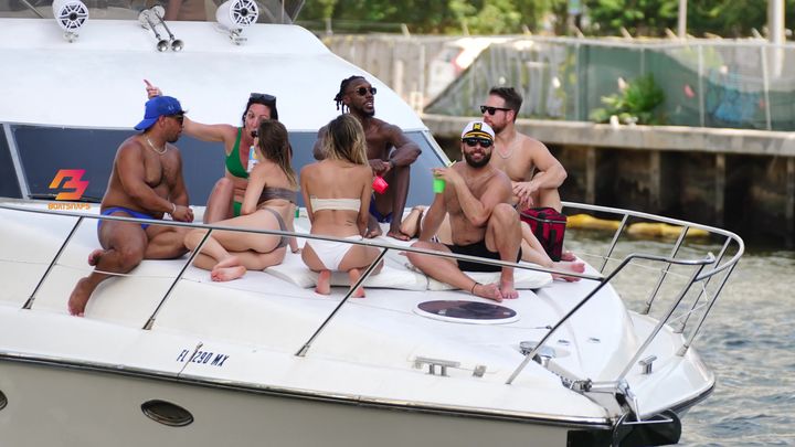 🎀🚤 BOW RIDING BEAUTIES: GLAMOUR ON THE MIAMI YACHT!